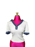 Blusa Karl Lagerfeld Dama Blanca Tejida con Detalles Azules – Talla M