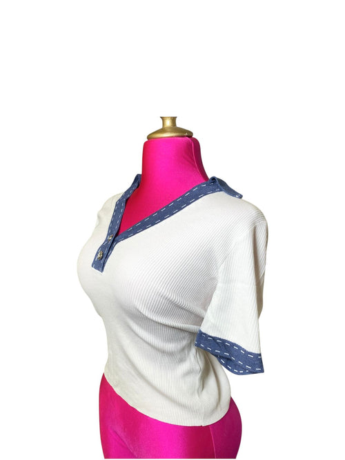 Blusa Karl Lagerfeld Dama Blanca Tejida con Detalles Azules – Talla M